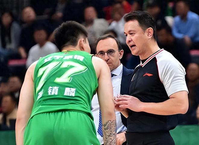  北城暴熊队对阵海滨雪豹队，拉力赛邀请赛失利，内线统治篮板——冲刺阶段不容有失