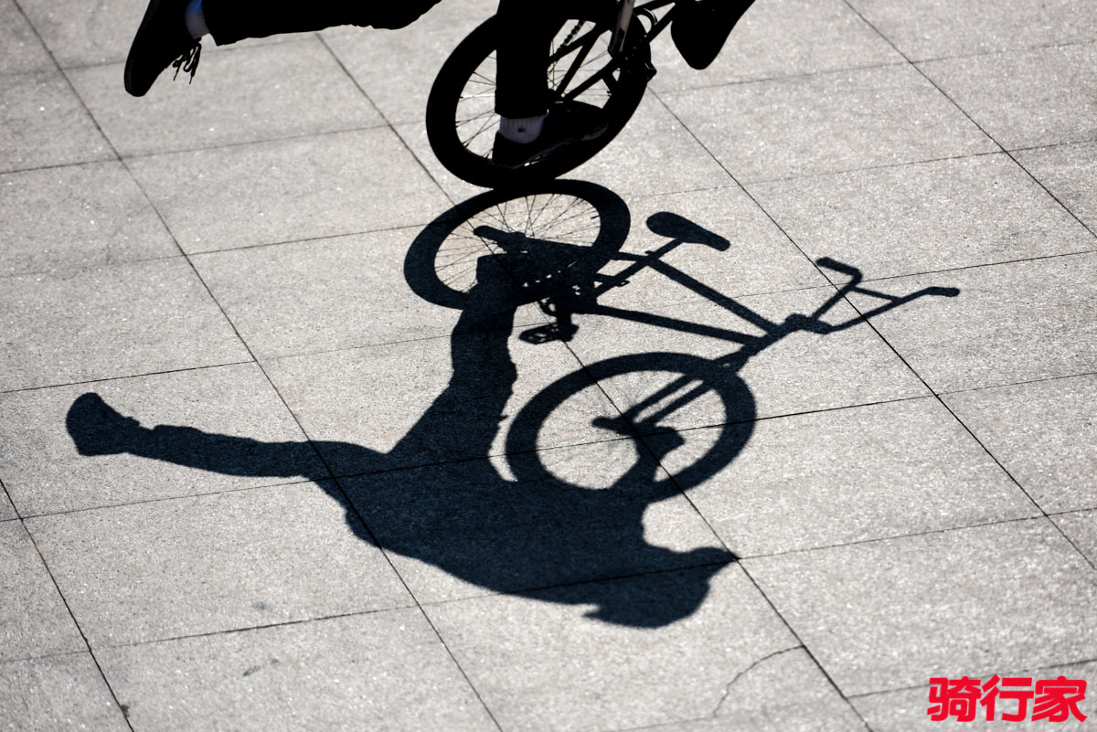 网球赛场再起风云:漓江风暴队惊险晋级岭北烈马队,赛场气氛火爆观赏性拉满 网球赛场再起风云:漓江风暴队惊险晋级岭北烈马队,赛场气氛火爆观赏性拉满