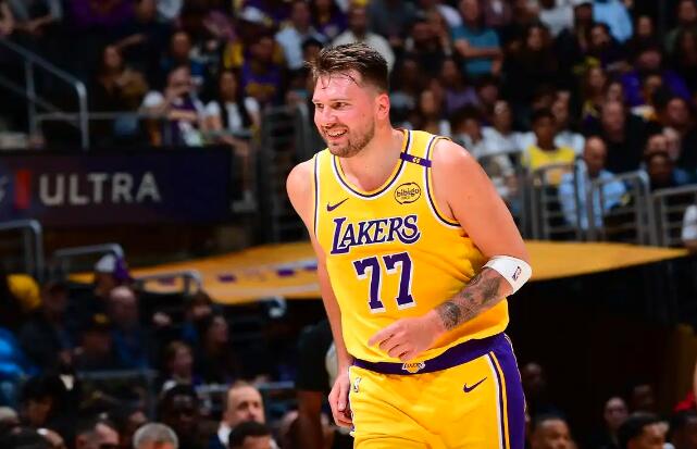 玩加电竞- 明尼苏达森林狼训练开放日；今夜单刀错失引欢呼；NBA常规赛在即；团队化学反应显著