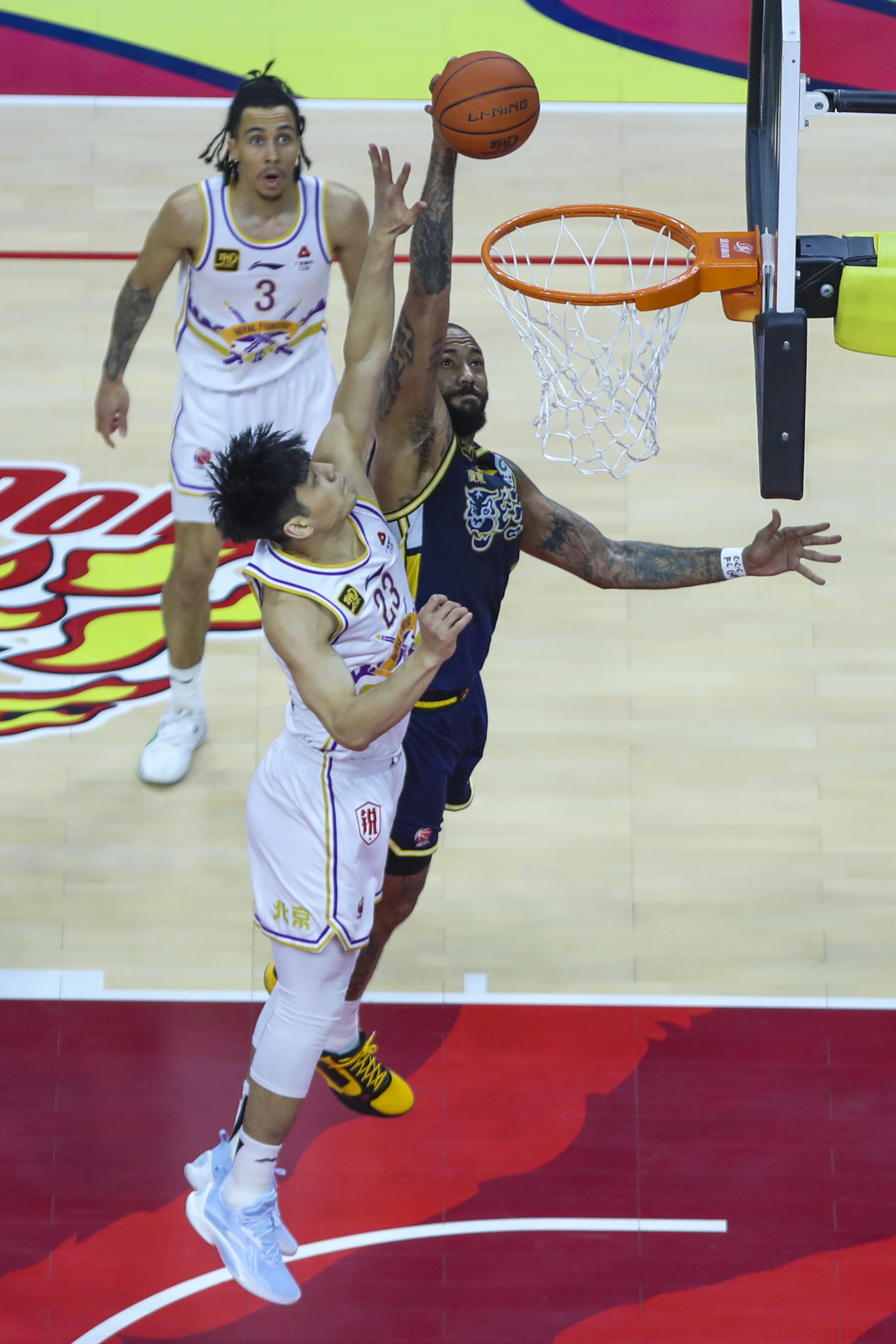  清晨CBA季后赛焦点战，里昂造点机会，气氛紧张，球探报告显示潜力