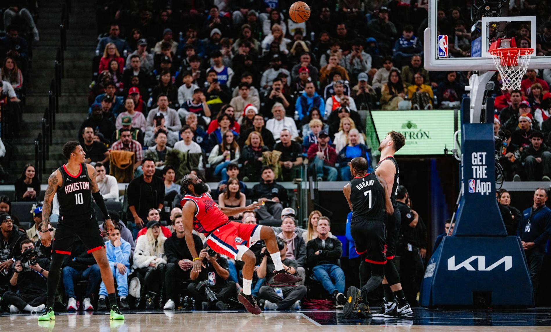 玩加电竞- 哈登在中国前呼后拥万人追捧 